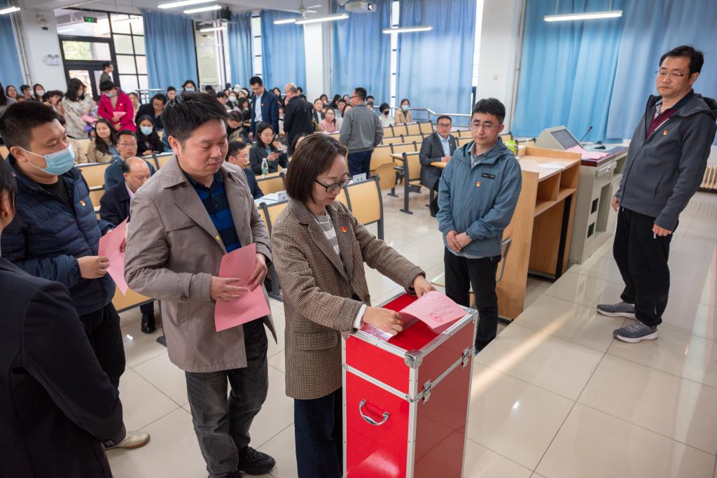 ballBET贝博BB艾弗森党委召开换届选举党员大会